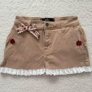 Hollister tan mini skirt with white lace and heart flower bow🤎🍓✨
